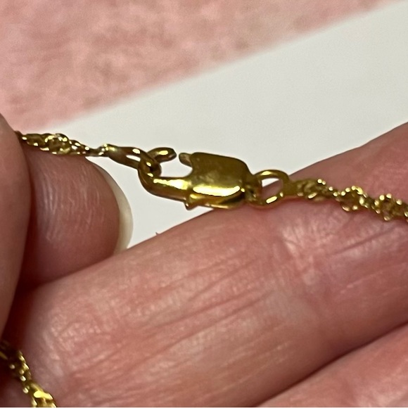 Gold tone chain & religious pendant - Picture 8 of 10